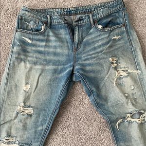 Distressed boyfriend skinny fit denim